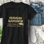 Camiseta Boa aparência e, agora, Diploma muito engraçado<br><div class="desc">Boa aparência e,  agora,  Diploma Muito Engraçada,  T-Shirt. Uma citação engraçada para um formando - Boa aparência e agora um diploma também. Ouro e tipografia. presente de excelente para um formando que se formou.</div>
