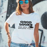 Camiseta Boa aparência e Diploma, Engraçada demais T-<br><div class="desc">Boa aparência e,  agora,  Diploma Muito Engraçada,  T-Shirt. Uma citação engraçada para um formando - Boa aparência e agora um diploma também. Boné de formatura e tipografia. presente de excelente para um formando que se formou.</div>