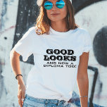 Camiseta Boa aparência e Diploma Muito Engraçado<br><div class="desc">Boa Parece Diploma Muito Engraçada Mulher De Graduação T-Shirt. Uma citação engraçada para um formando - Boa aparência e agora um diploma também. Tipografia negra moderna. presente de excelente para um formando que se formou.</div>