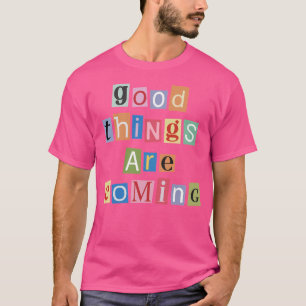 Camiseta Boas Coisas Estão Chegando - Letras de Revistas