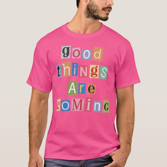 Camiseta Boas Coisas Estão Chegando - Letras de Revistas (Frente)