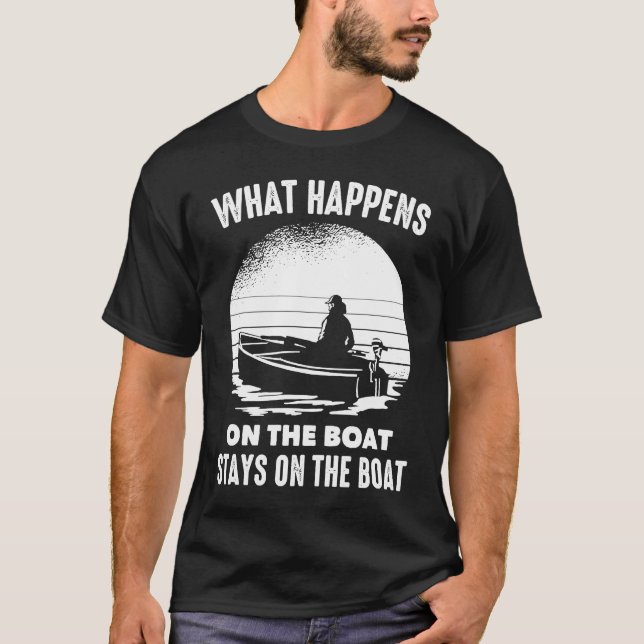Camiseta Boats  What Happens On The Boat Stays On The Boat  (Frente)