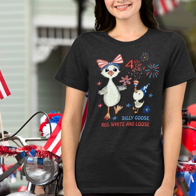 Camiseta Bobo ganso vermelho, branco e solto 4 de julho ( Silly Goose Red, White and Loose July 4th Tri-Blend Shirt)
