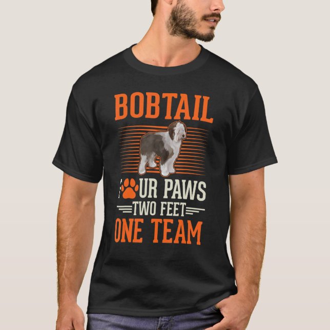 Camiseta Bobtail quatro patas dois pés um bobtail (Frente)