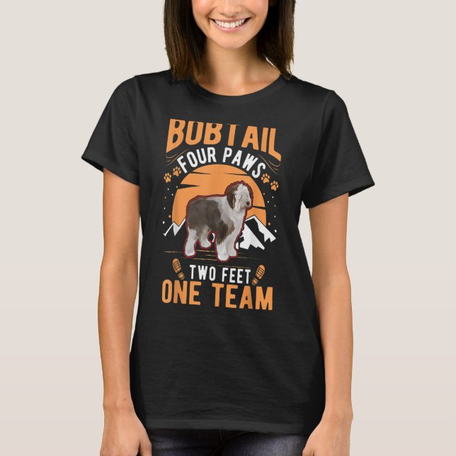 Camiseta Bobtail quatro patas dois pés um bobtail (Frente)
