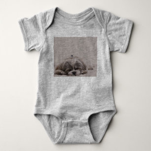 Camiseta Bodysuit do bebê do tzu do sono Shih, cão do son