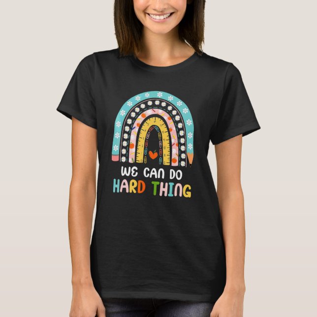 Camiseta Boho Arco-íris Podemos Fazer Coisas Difíceis Profe (Frente)
