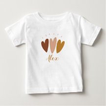 Camiseta boho charmosa com iniciais em formato de 