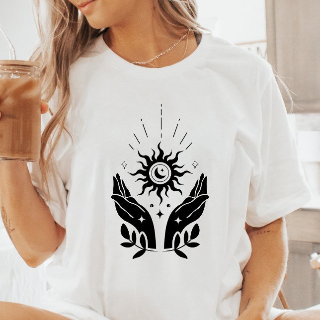 Camiseta Boho Mãos Sol e Lua Celestial (Criador carregado)