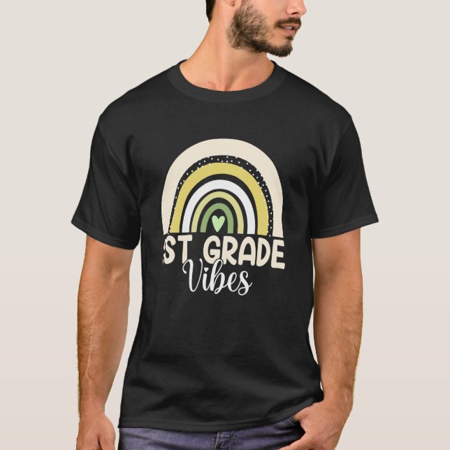 Camiseta Boho Rainbow First Grade Vibes 1st Teachers Back T (Frente)