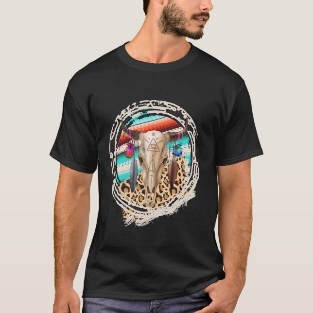 Camiseta BOHO VACA Estampa de Vaca Leopardo Serape Impressã (Frente)