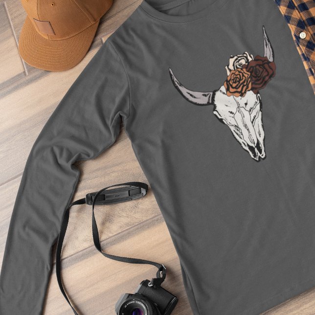 Camiseta Boho Western Floral Bull Skull Womens (Boho Western Floral Bull Skull Long Sleeve T-shirt. Cow Skull and Roses Country Cowgirl. Hand-Drawn.)