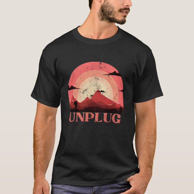 Camiseta Bold Vintage Hiking Apparel Unplug Distressed (Frente)