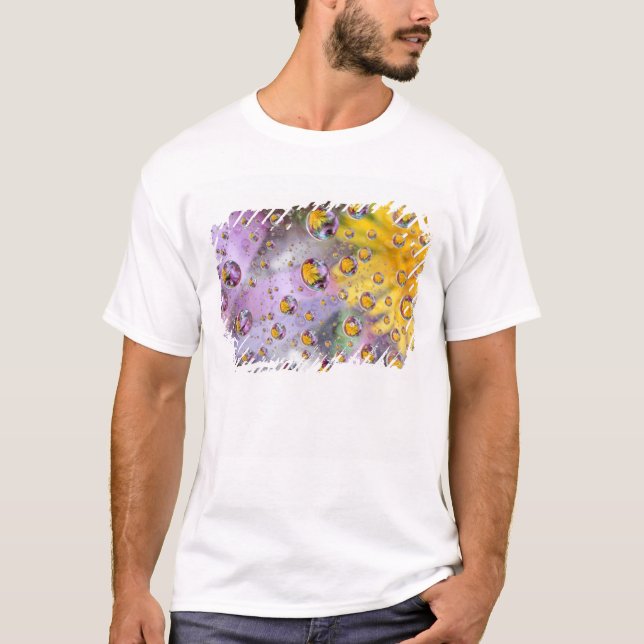 Camiseta Bolhas abstratas com flores. Crédito: Nancy (Frente)