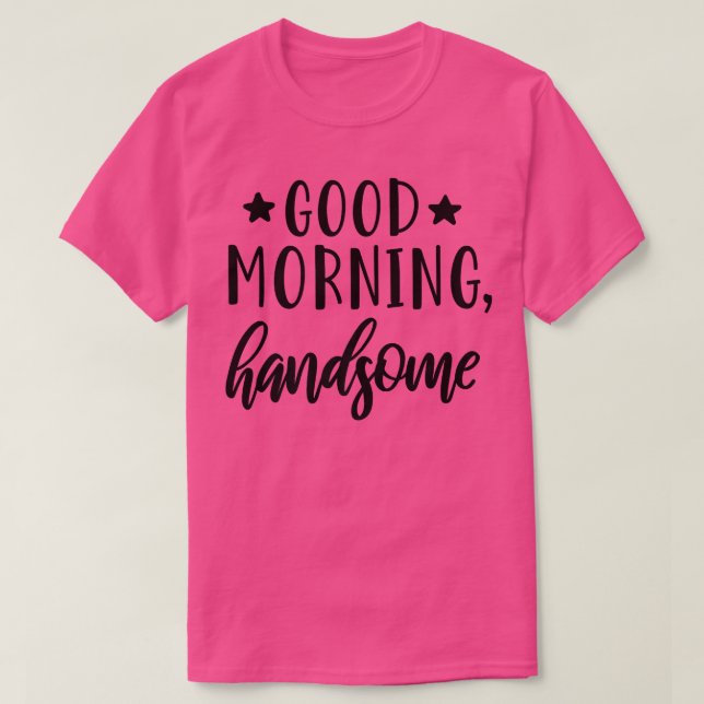 Camiseta Bom Dia Bonito Marido Bonito Para Dormir (Frente do Design)