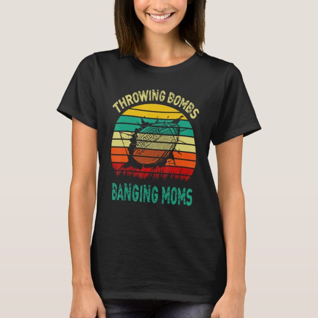 Camiseta Bombas atirando futebol de Mães 5 (Frente)