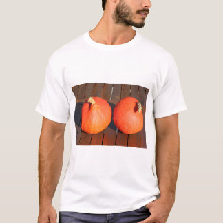 Camiseta Bombas numa mesa de madeira