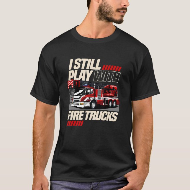 Camiseta Bombeiro ainda brinca com caminhões de incêndio (Frente)