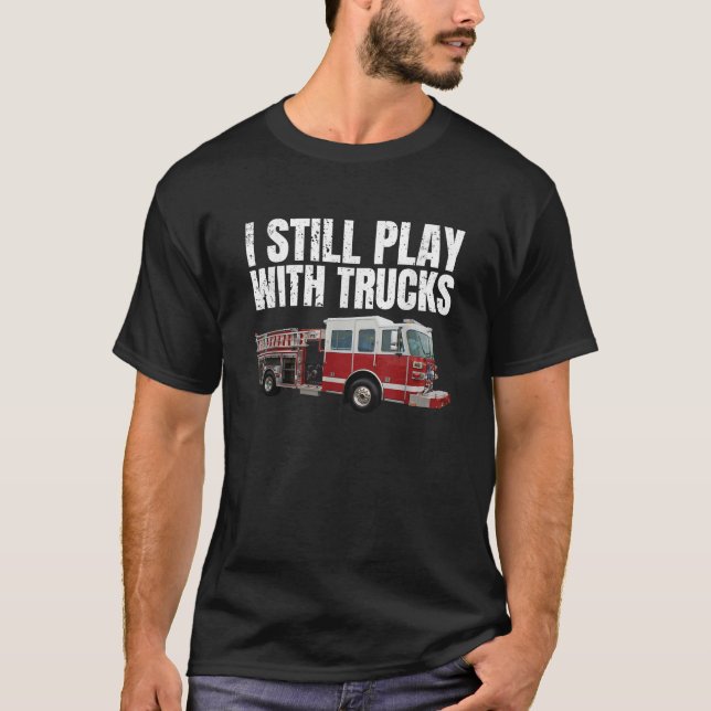 Camiseta Bombeiro Engraçado Eu Ainda Brinco Com Caminhões D (Frente)