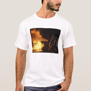 Camiseta Bombeiros extinguem uma pilha simulada