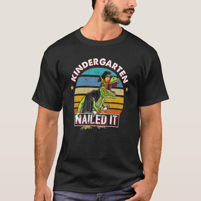 Camiseta Boné de formatura Rex Dinossaur Do Jardim De Infân (Frente)
