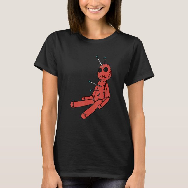 Camiseta Boneca Voodoo com Design do Dia das Bruxas (Frente)