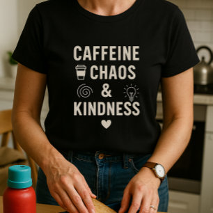 Camiseta Bonita Cafeína, Caos & Bondade; Parente Engraçado