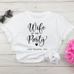 Camiseta Bonita Festa de solteira de Las Vegas<br><div class="desc">Camiseta bonita para a noiva na sua festa de solteira com "Esposa do Partido" em uma escrita de chic com coração e "Las Vegas, NV" em simples tipografia moderna. Você pode alterar o destino da parte. Uma camiseta "The Party" coordenadora está disponível para o grupo de solteiros na sua escolha...</div>