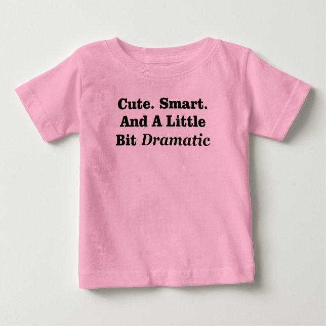 Camiseta Bonita. Inteligente. E Um Pouco Dramático (Frente)