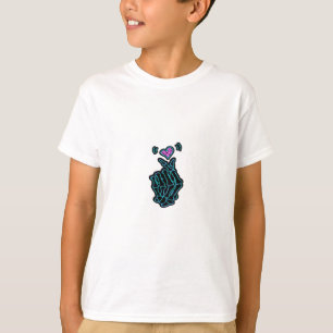 Camiseta Bonita Mãos De Esqueleto Com Sinal De Coração Para