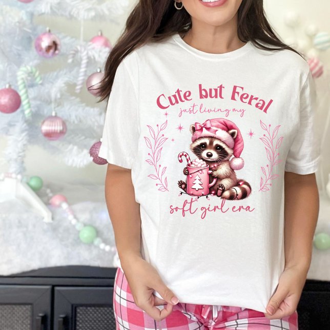 Camiseta Bonita, mas Feral Raccoon Girl rosa Natal (Cute Christmas t-shirt gift idea for Women, cute but Feral)