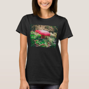 Camiseta Bonito cogumelo selvagem em um campo de outono