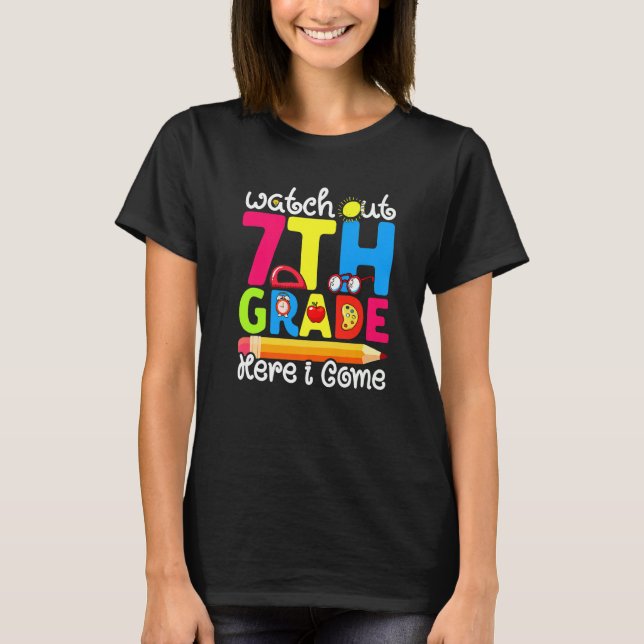 Camiseta Bonito Cuidado 7 Grau Primeiro Dia De Grau Escolar (Frente)