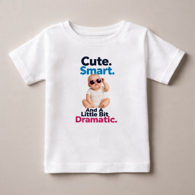 Camiseta Bonito. Inteligente. E Um Pouco Dramático (Criador carregado)