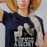Camiseta Bonito Llama Funny Piadas Memórias Pretas<br><div class="desc">Esta ilustração é um trocadilho engraçado para "deixe-me contar um segredo",  faz um presente excelente para a lhama e os amantes do trocadilho na sua família!</div>