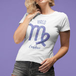 Camiseta Bonito Símbolo de Astrologia Virgo Personalizado R<br><div class="desc">Esta camiseta bonito, personalizada e roxa e lavanda das mulheres de Virgem apresenta seu sinal astrológico do Zodíaco em um belo brilho como as constelações. Personalize esta linda tenda com o seu nome em lindos programas cursivos para alguém que faz aniversário no final de agosto ou no início de setembro....</div>