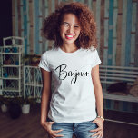 Camiseta Bonjour | Script francês Elegante e moderno<br><div class="desc">Esta elegante camisa preta e branca diz "Bonjour" na moda,  moderna tipografia de escrita manual. Um chic e na moda procuram qualquer um que ama a França e a língua francesa.</div>