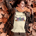 Camiseta Bons animais de esqueleto e abóboras no Halloween<br><div class="desc">Este gráfico de Halloween está cheio de beleza. Apresenta ilustrações de animais de pelúcia bonitinhos com alguns dos seus esqueletos mostrando para um aspecto ligeiramente assustador junto com algumas abóboras de escamas cortadas. Há um morcego, um urso, um gato, um cachorro e um coelho. Os animais e abóboras estão em...</div>