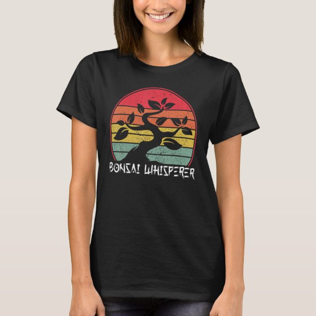 Camiseta Bonsai Whisperer - Jardim de Tradição Japonês Retr (Frente)