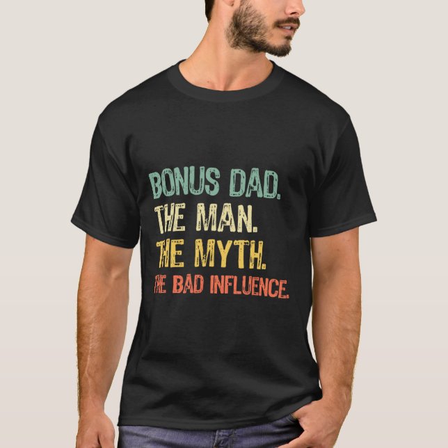 Camiseta Bônus Pai O Homem O Mito A Má Influência Por Causa (Frente)