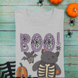 Camiseta Boo! Skeleton bonito e Bat Halloween<br><div class="desc">Esta bela árvore gráfica é perfeita para espalhar alegria de Halloween de uma forma adorável. Apresenta a mensagem "BOO!" em letras coloridas de lavanda decoradas com algumas teias de aranha assustadoras e ilustrações de abóboras de retalhos e de um gato e morcego de retalhos. Os bichos recheados têm olhos e...</div>