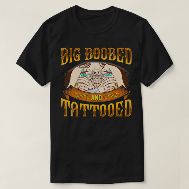 Camiseta Boobed E Tattoooed As Mulheres Adoram Tatuagem Que (Frente do Design)