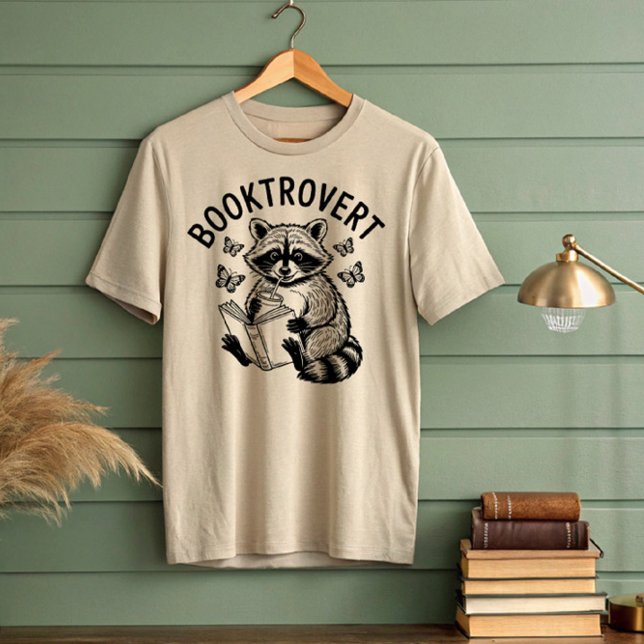 Camiseta Booktrovert Raccoon Reading Drink (Criador carregado)