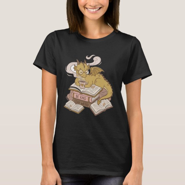 Camiseta Bookworms Cozy Coffee Drinking Dragon Romantasy (Frente)