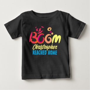 Camiseta Boom Bebê Chegou em Casa Tipografia Manuscrita