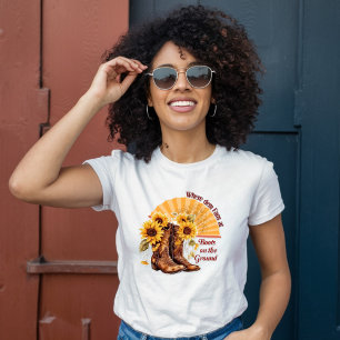 Camiseta Boots no chão onde os ventiladores de dem são colo