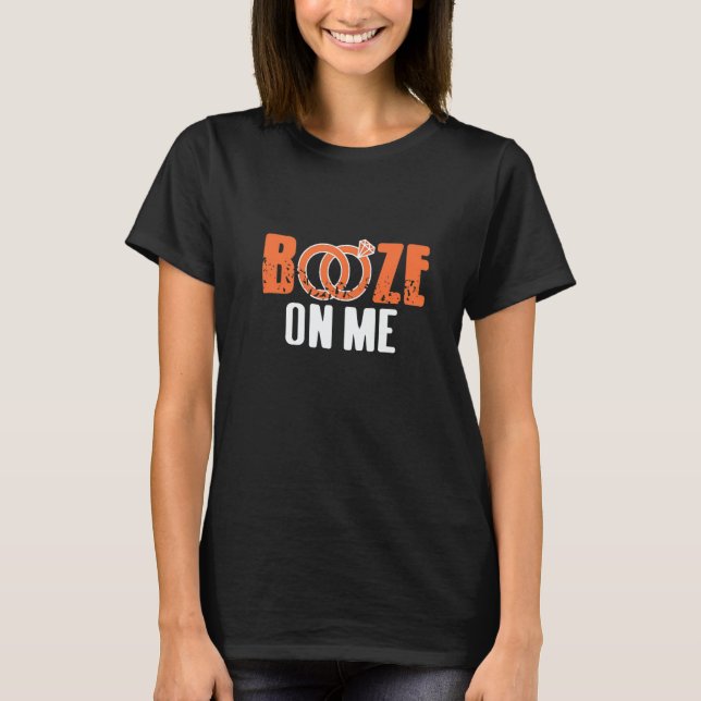 Camiseta Booze On Me Cool Retro Bachelor Party Designs Pres (Frente)