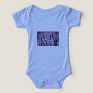 Camiseta Borboleta Brimstone em um Campo de Lavanda Roxa
