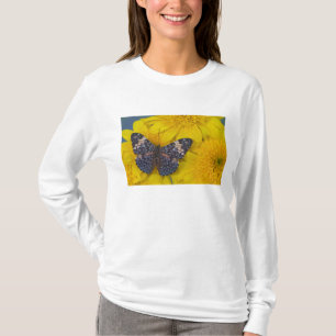 Camiseta Borboleta em uma Flor Amarela