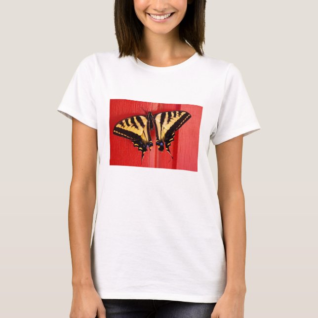 Camiseta borboleta incomum do swallowtail do fundo (Frente)